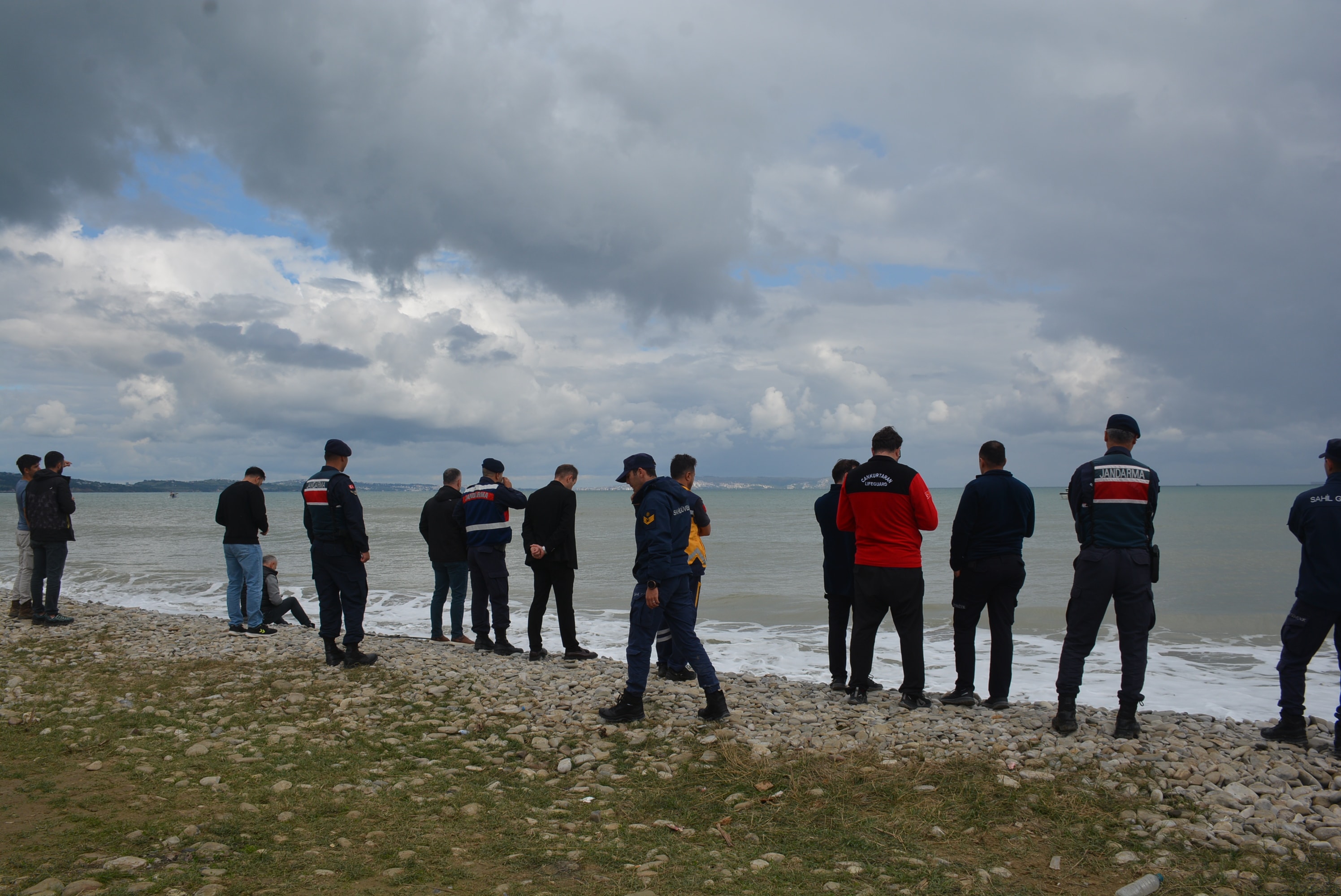 Sinop'ta denize açılan polislerin teknesi alabora oldu: Biri yaşamını yitirdi, diğeri her yerde aranıyor!