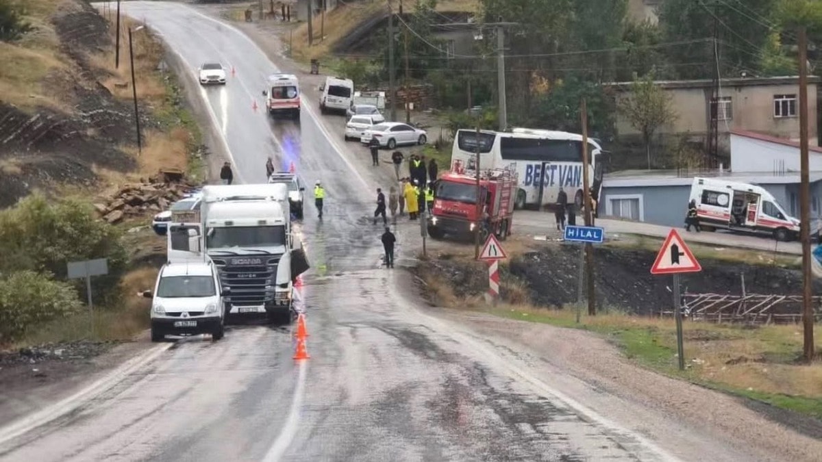 Şırnak'ta TIR'la çarpışan otobüs eve çarptı: 1 ölü, 14 yaralı