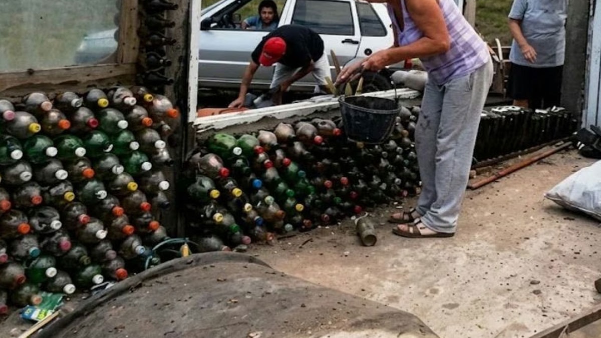 Tuğlaların yerine pet şişelerle ev inşa etti 