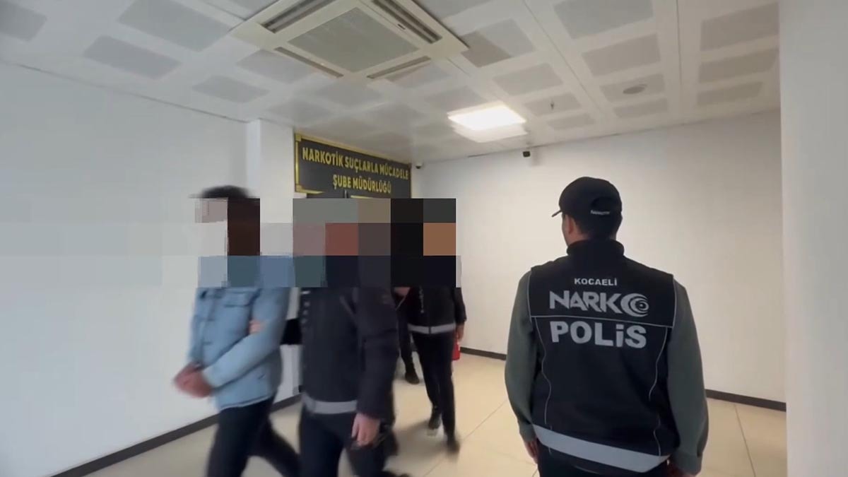 Minibüsten 338 bin sentetik ecza çıktı, 3 kişi gözaltı