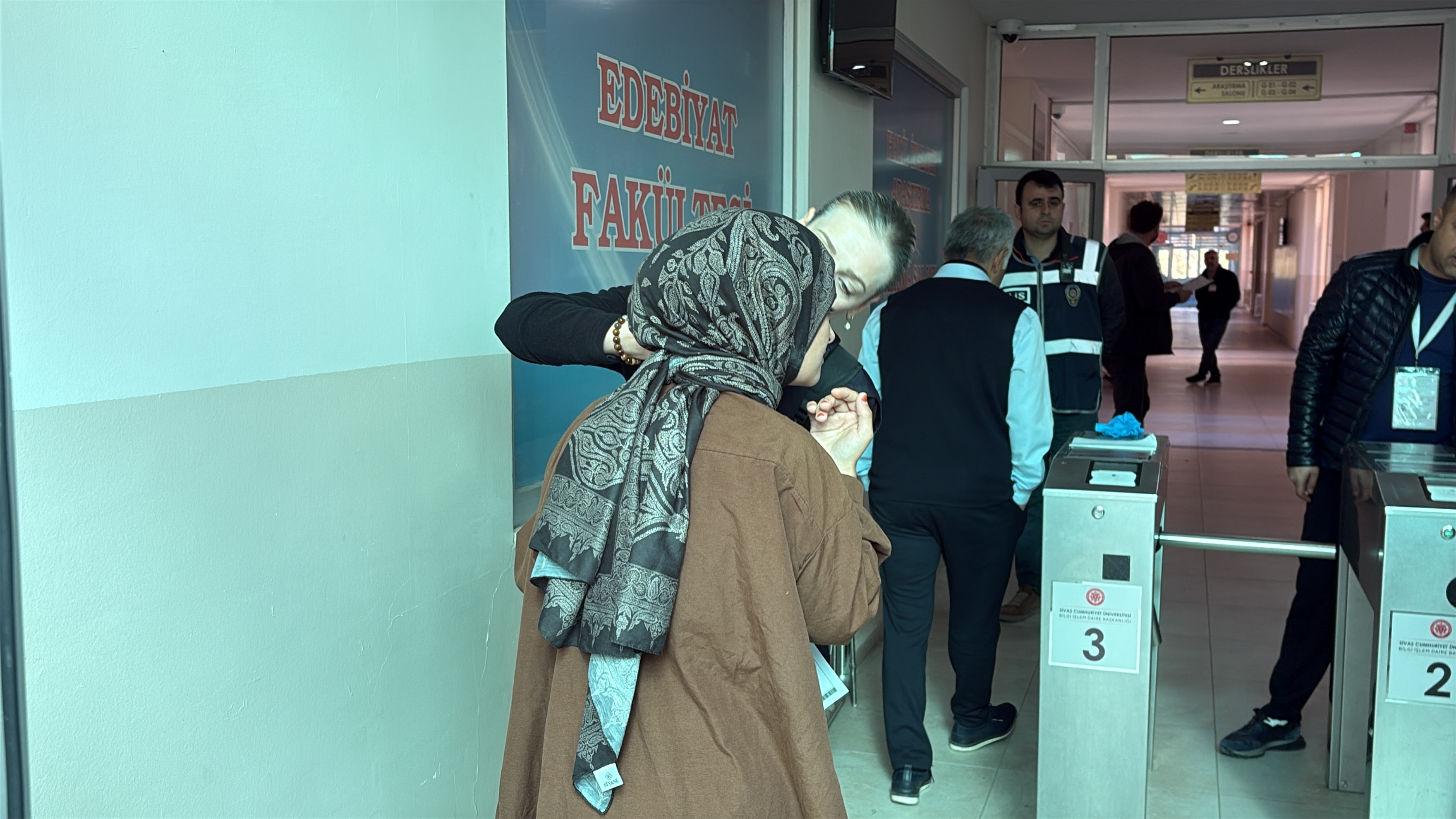 KPSS kapısında küpe telaşı: Salona son dakikada alındı
