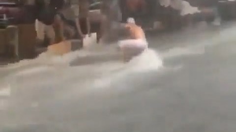 Su baskınıyla mücadele eden esnaf akıntıya kapılmaktan son anda kurtuldu