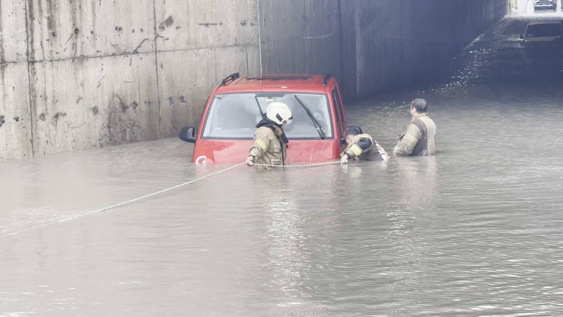 İstanbul'da alt geçidi su bastı