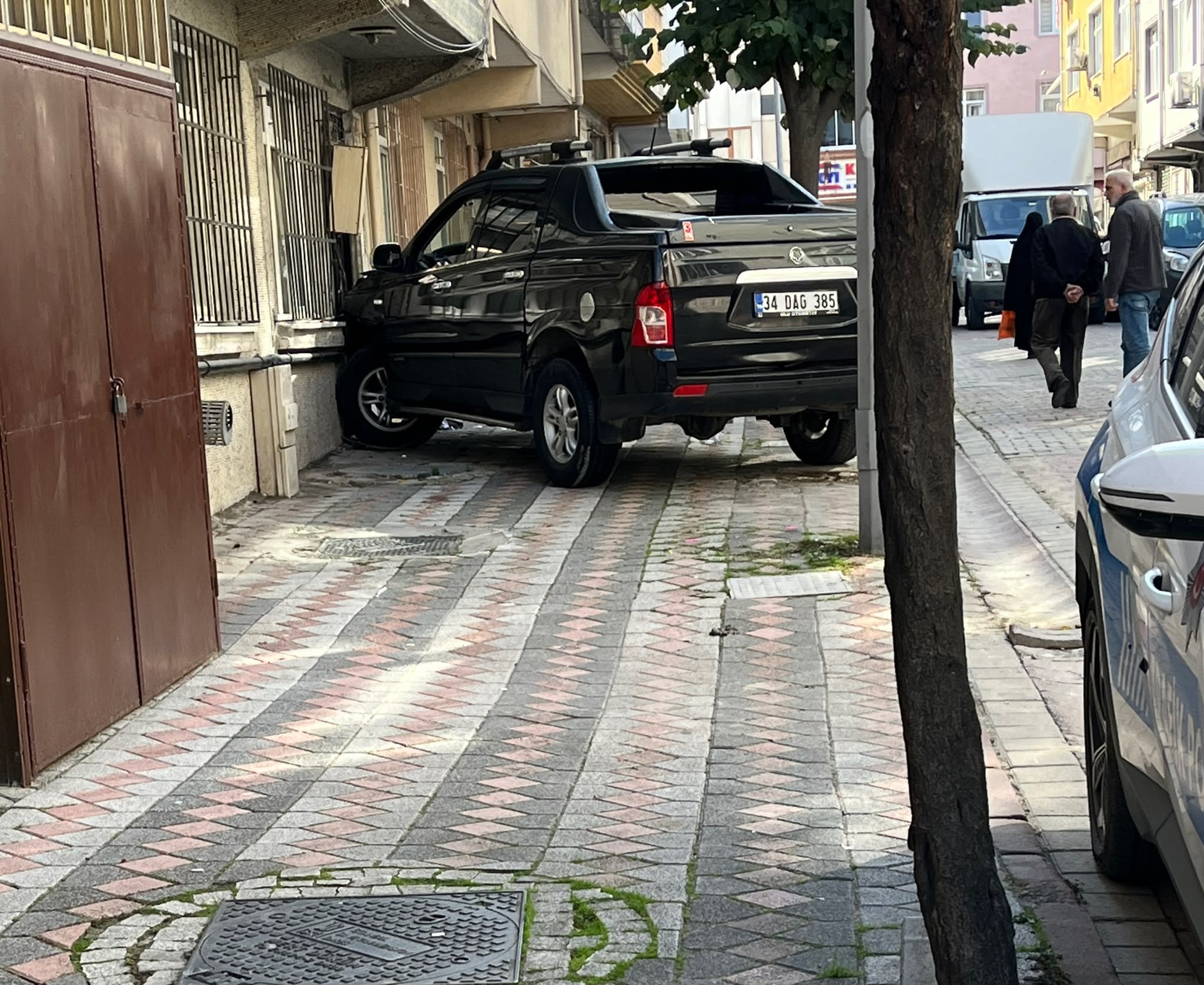 Gaza fazla basınca felaket oldu: Park tarifi yapan kocasını ezdi!