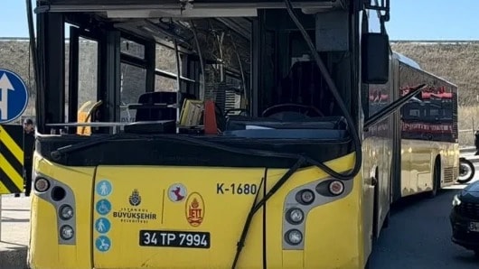 Sultangazi'de kontrolden çıkan İETT otobüsü duvara çarptı: Yaralılar var