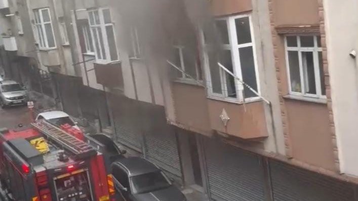 Sultangazi'de yangında mahsur kalanları itfaiye kurtardı