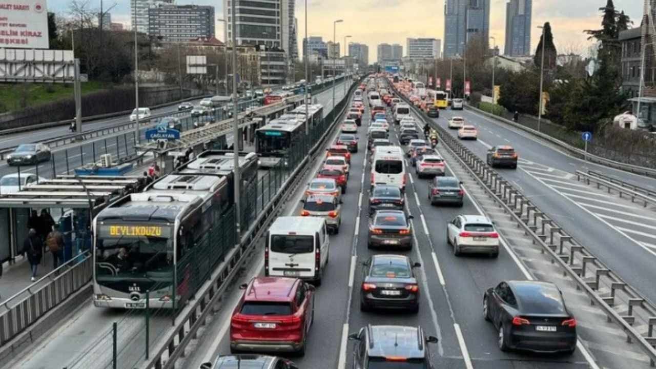 Sürücülere çarşamba günü İstanbul'da trafiğe çıkmayın çağrısı
