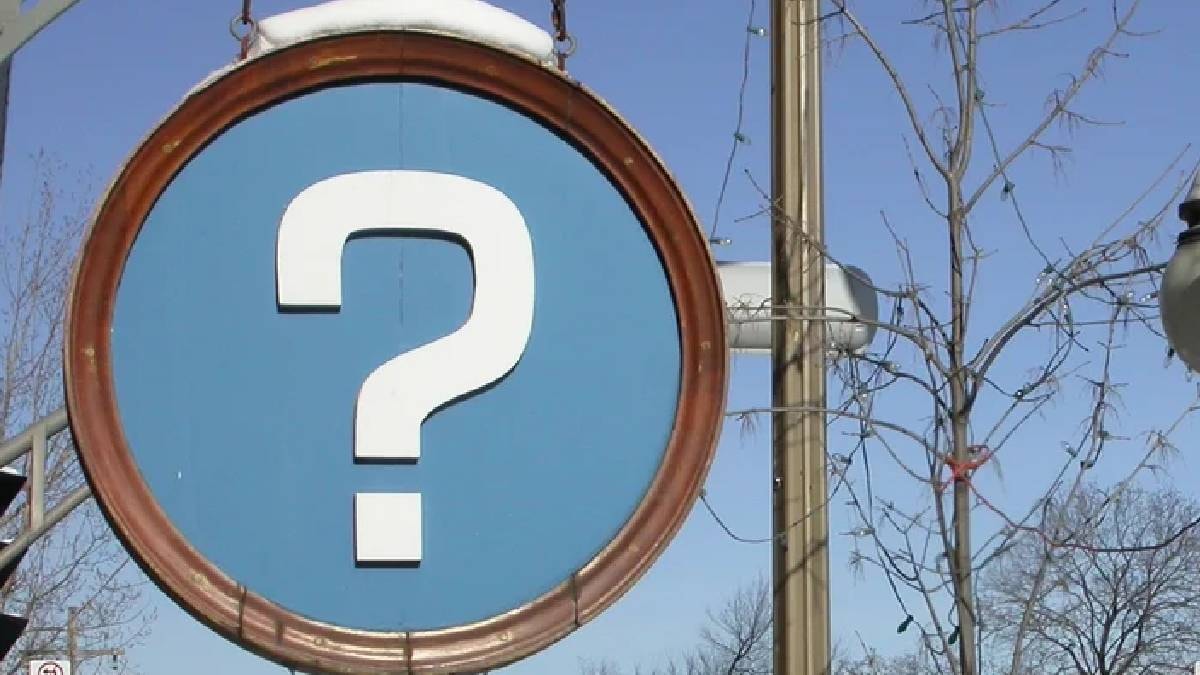 Üzerinde soru işareti olan mavi trafik tabelası yollarda: İşte anlamı