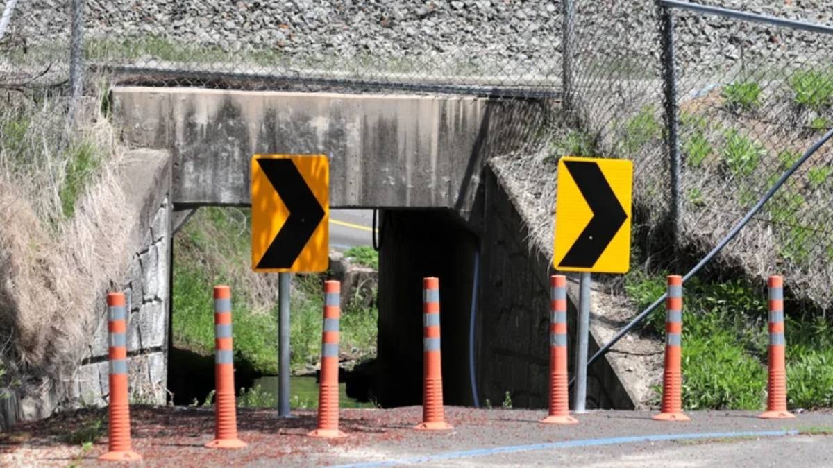 Yollardaki sarı ok trafik tabelasını herkes yanlış biliyor: Meğer sadece yön için değilmiş