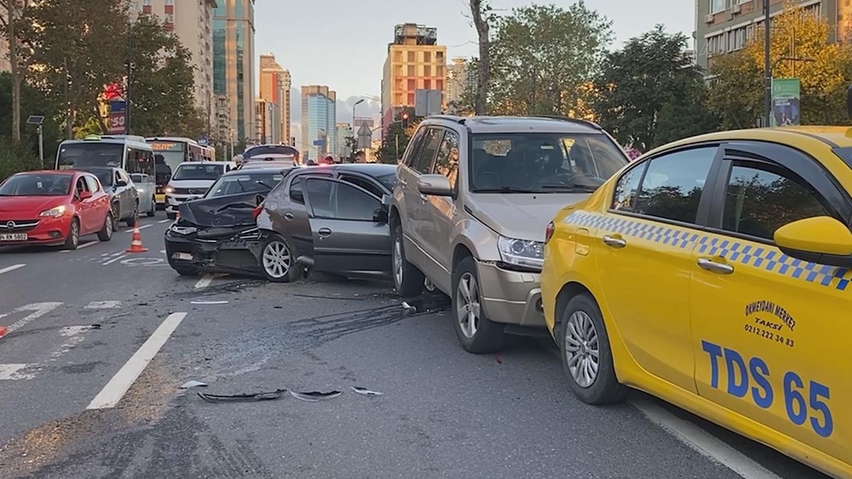 Beşiktaş’ta 5 araç birbirine girdi, 2 kişi yaralandı