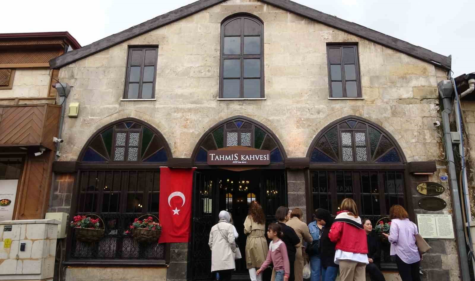 Turistlerin yeni gözdesi 391 yıllık kahvehanenin önünde kuyruk: İşte sırrı!