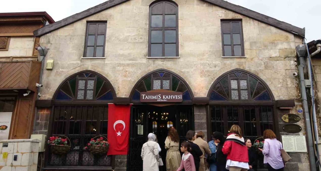 Turistlerin yeni gözdesi 391 yıllık kahvehanenin önünde kuyruk: İşte sırrı!