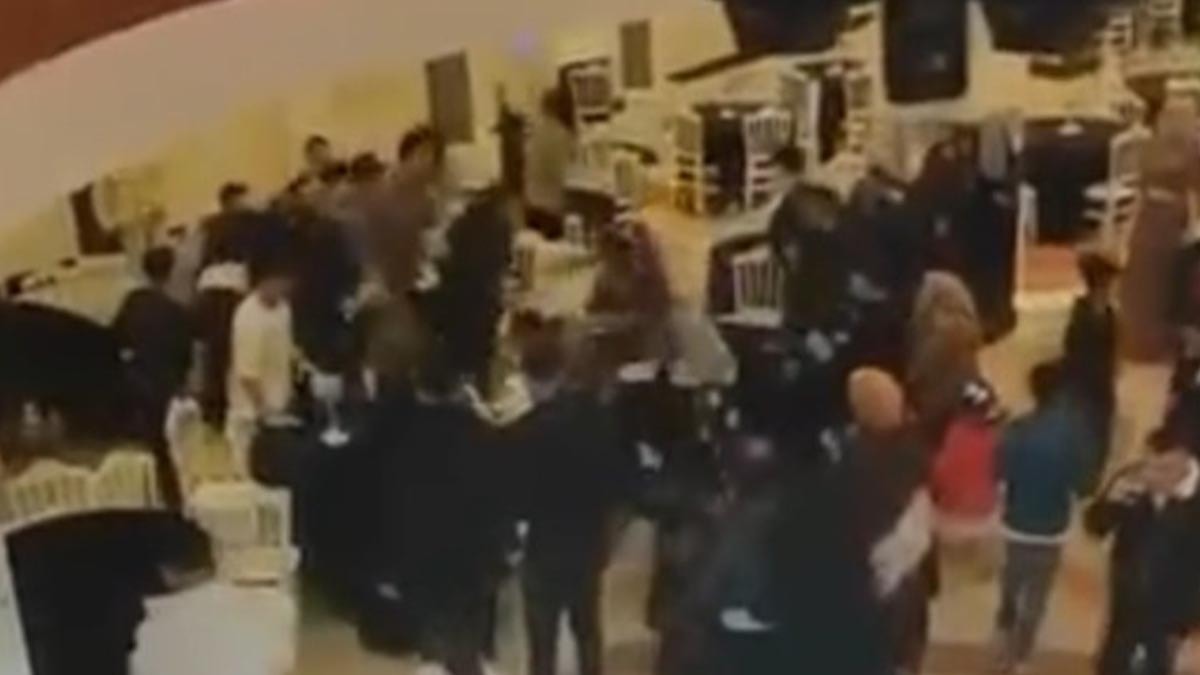Takı töreni bir anda karıştı: Tekme, yumruk ve sandalyeler havada uçuştu
