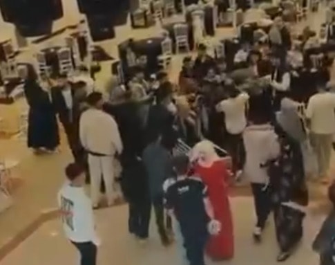 Gelin ve damat tarafı takı töreninde birbirine girdi