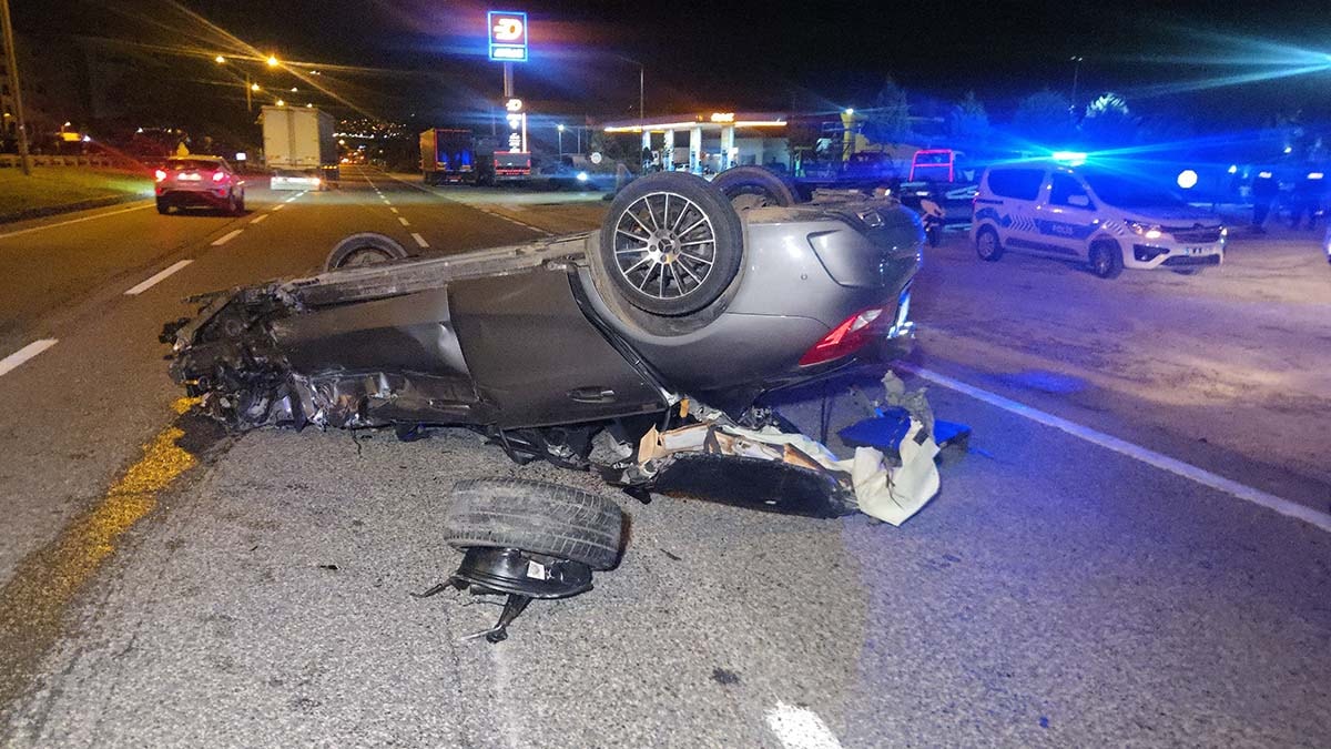 Bursa'da otomobil kamyonete arkadan çarptı: 1'i ağır 3 yaralı