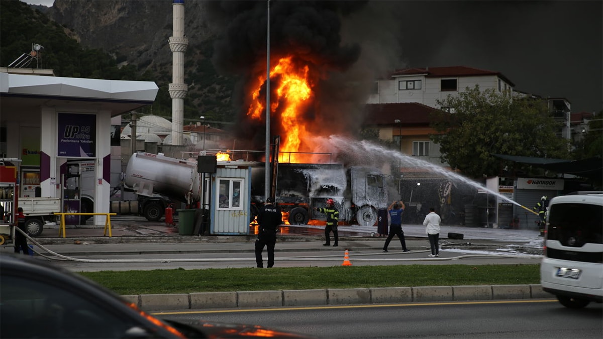 Akaryakıt istasyonunda tanker patladı, yürekler ağza geldi