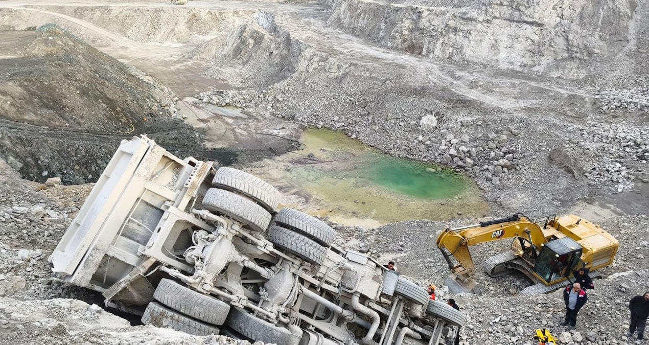 Sivas'ta kamyon devrildi, şoför yaralandı