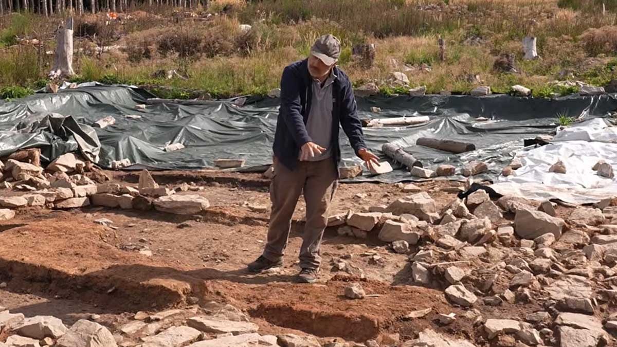 Toprağı kazmaya başlayınca, 2 bin yıllık ahşap kapılı tavaf tapınağı keşfettiler