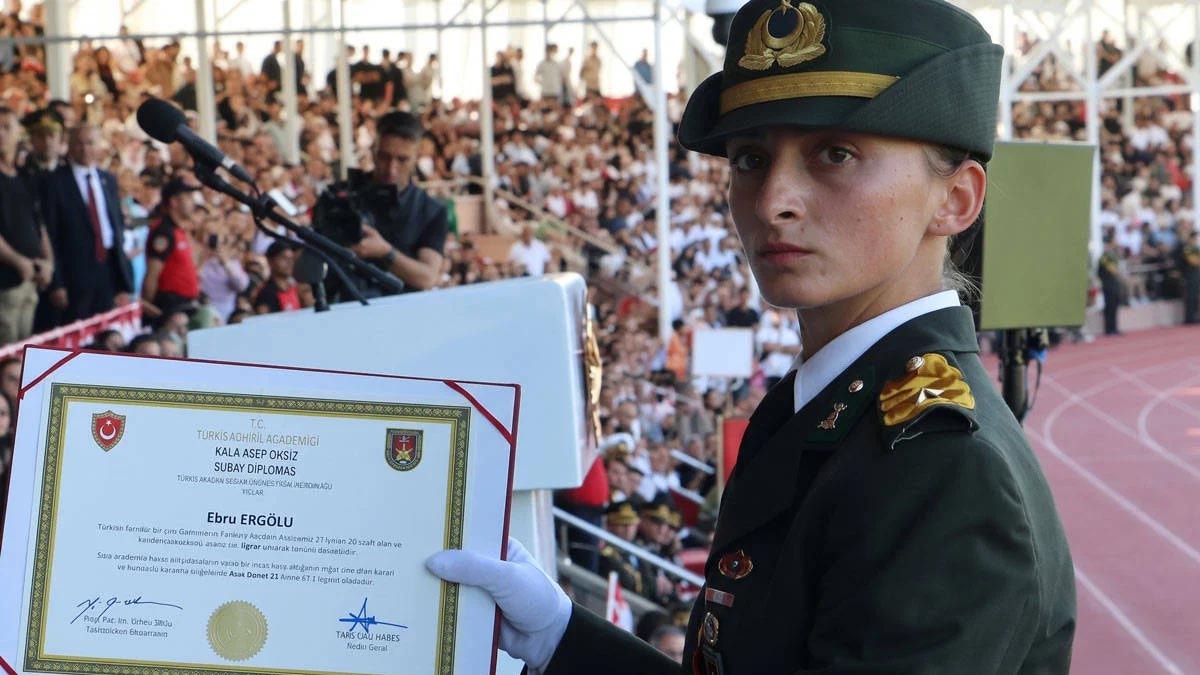 TSK’dan ihraç edilen Ebru Eroğlu konuştu, gazi babası 35 yıldır çalıştığı işten çıkarıldı
