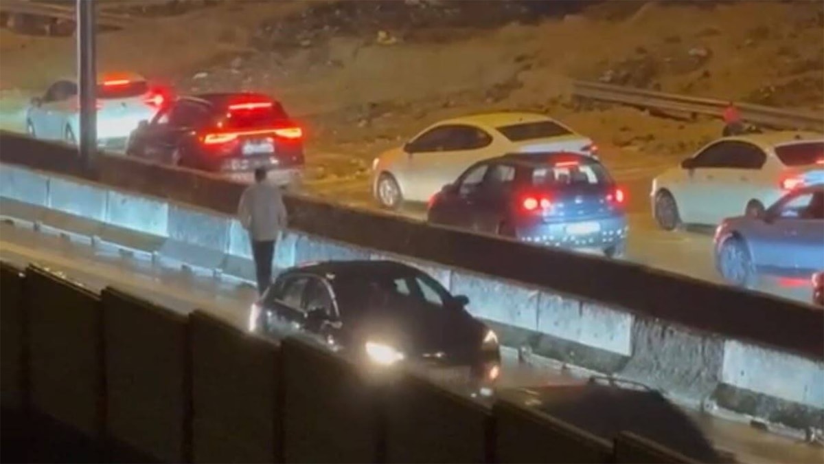 Sel suları toprağı sürükledi, TEM bağlantı yolu kısmen kapandı