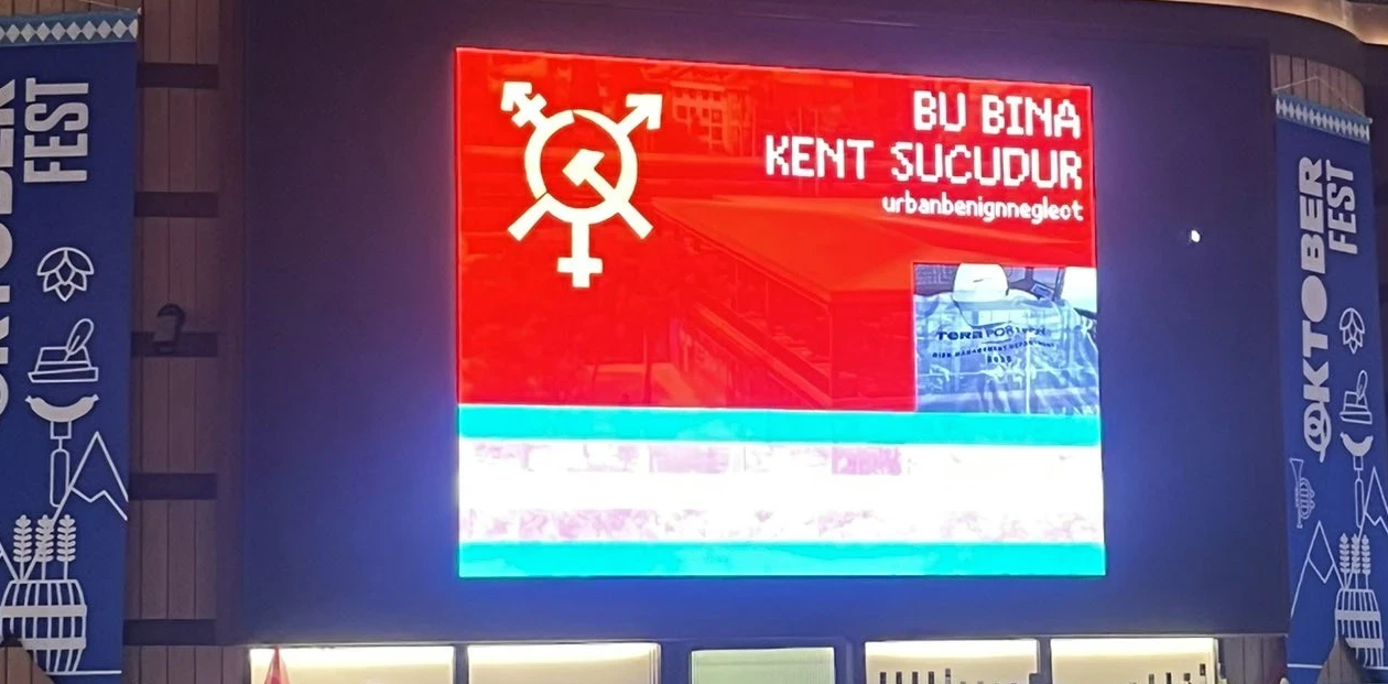Her gün yüz binlerce kişinin geçtiği terminal Kadıköy'de tabelalar hacklendi