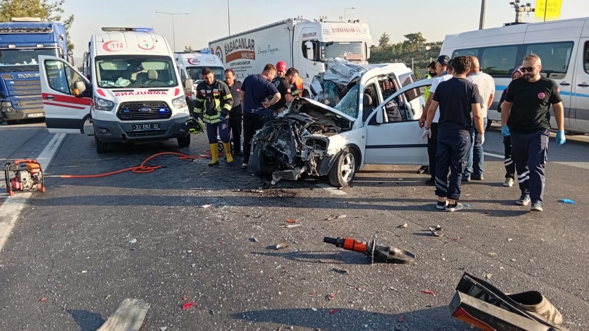 TIR'a arkadan çarpan hafif ticari araçta 2 kişi hayatını kaybetti