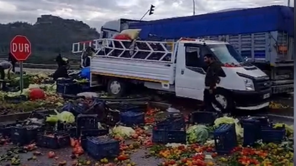 TIR ile çarpışan kamyonetin meyve ve sebzeleri yola saçıldı