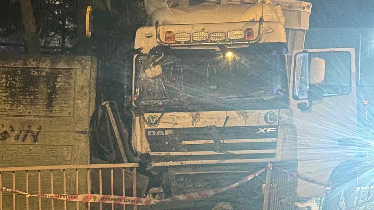 TIR otobüs durağına daldı