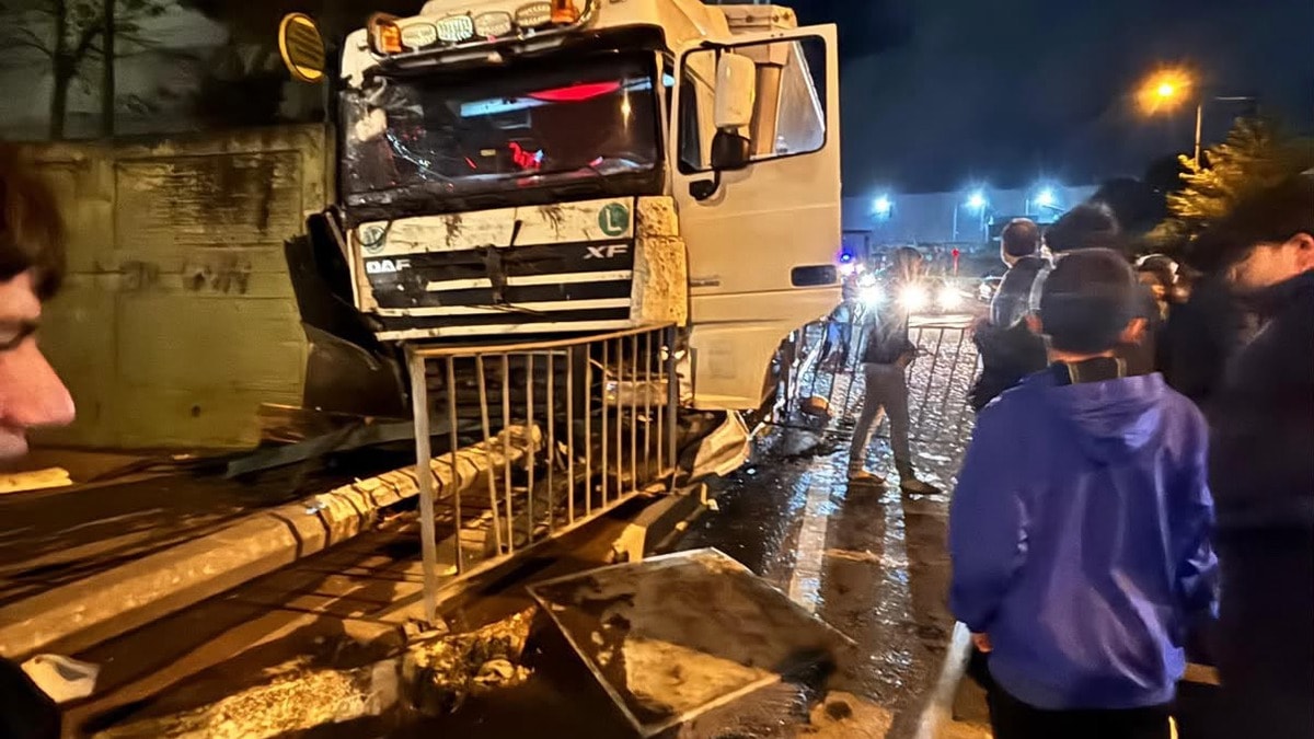 TIR otobüs durağına daldı