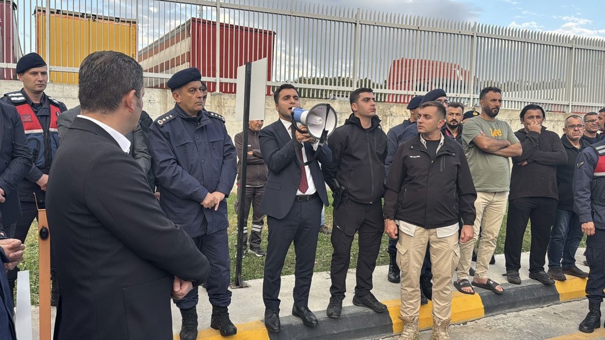 Tır şoförleri Hamzabeyli Sınır Kapısı'nı geçişlere kapattı