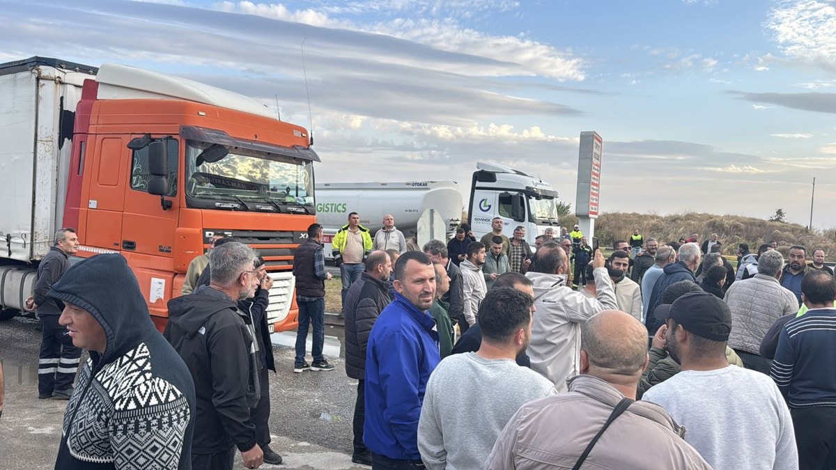 Tır şoförleri sınır kapısını geçişlere kapattı