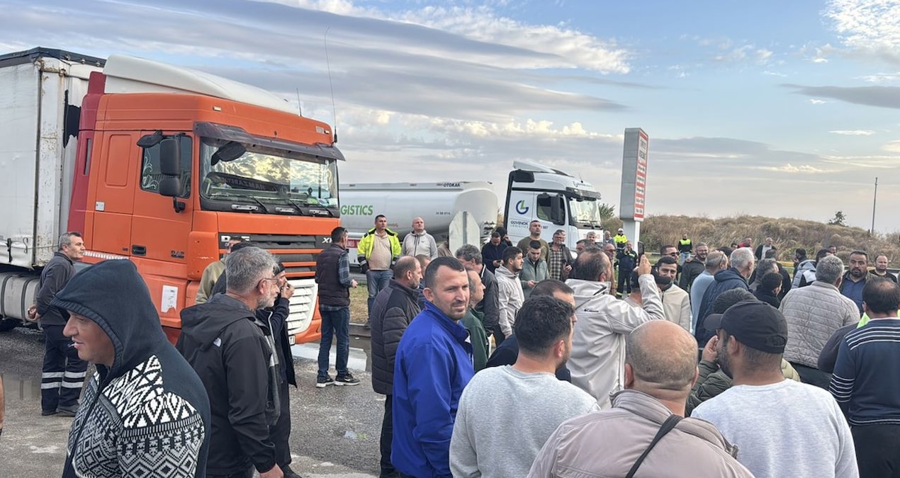 Tır şoförleri sınır kapısını geçişlere kapattı