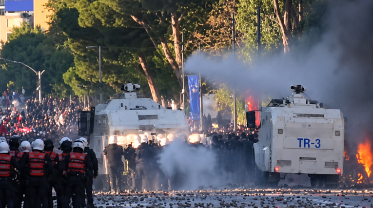 Türkiye'den Arnavutluk'a uçakla yollanan TOMA'lar halka su sıktı