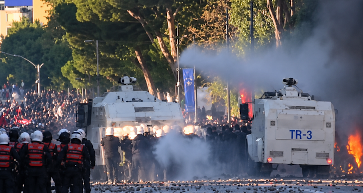Türkiye'den Arnavutluk'a uçakla yollanan TOMA'lar halka su sıktı