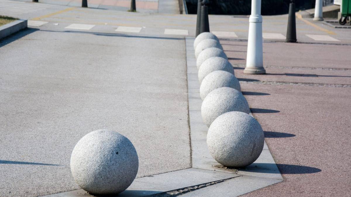 Herkes süs sanıyor ama değil: Kaldırımlardaki beton toplar meğer bu işe yarıyormuş