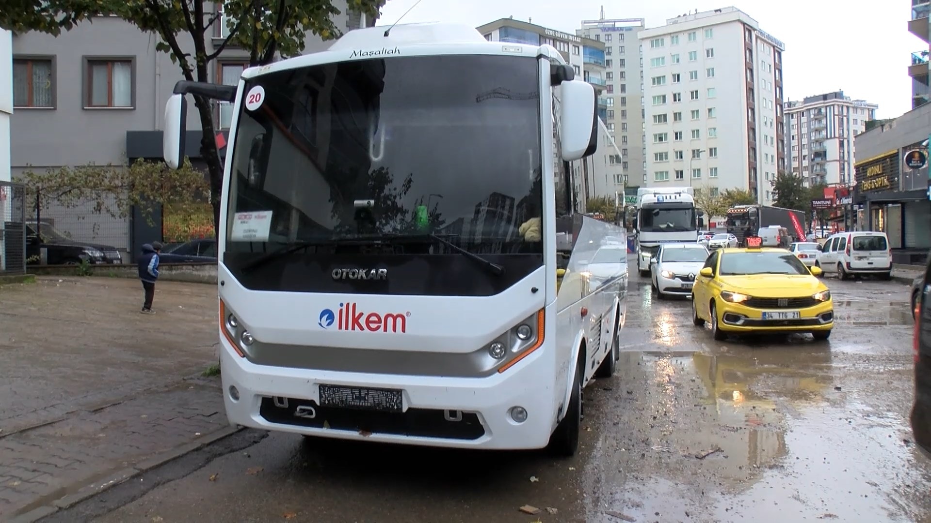 Tuzla’da sağanak felaketi: 4 araç sular altında kaldı, 41 personel tahliye edildi