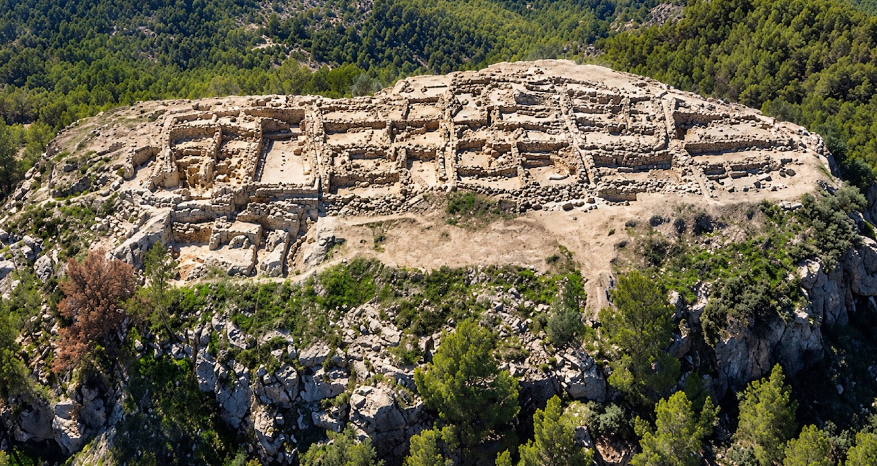 Ulaşılması zor uçurumun tepesine yerleşip dev surlar inşa etmişler