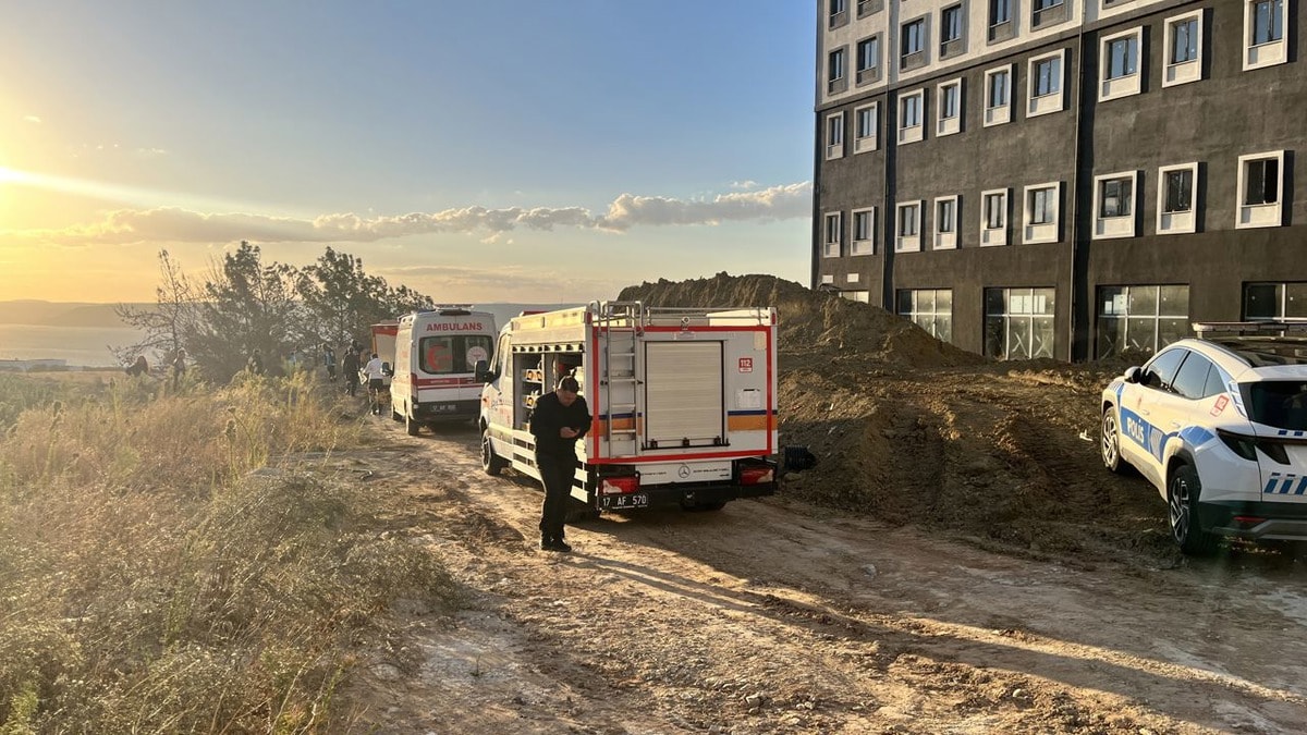 Üniversite kampüsünde toprak kayması: 2 işçi yaralandı
