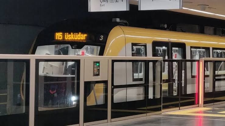 İstanbul'da metroda kablolar patladı, seferler durduruldu