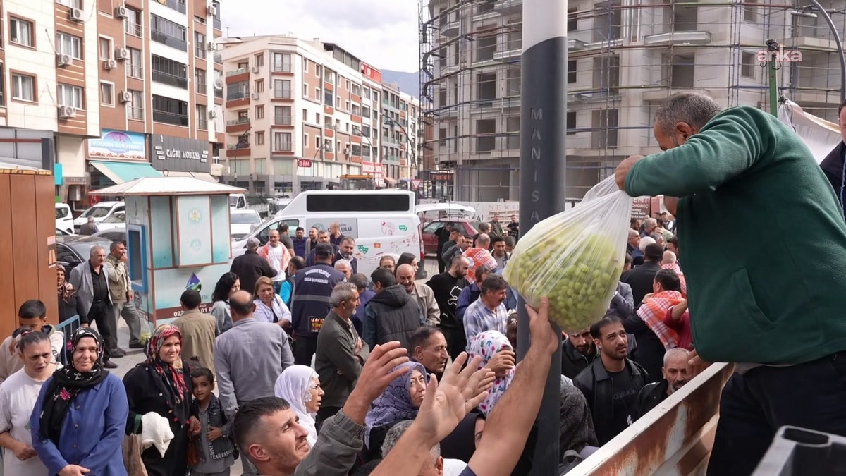 Üzüm üreticileri fiyatlara isyan etti, 1 tır ürünü halka dağıttı
