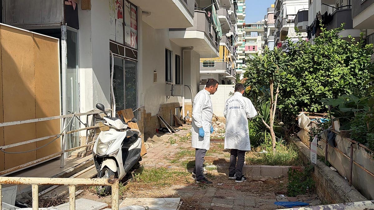 Kız kardeşini balkondan atıp, tabancayla yaşamına son verdi