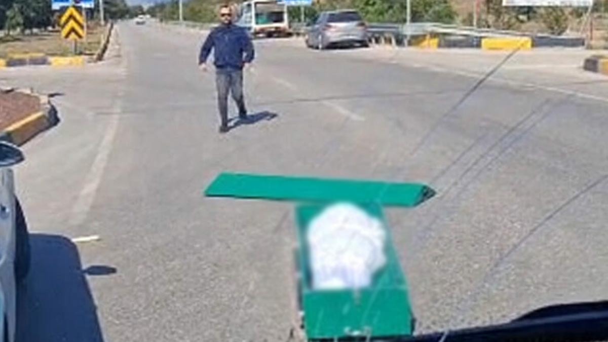 Seyir halindeki cenaze nakil aracının kapağı açıldı: Tabut yola düştü