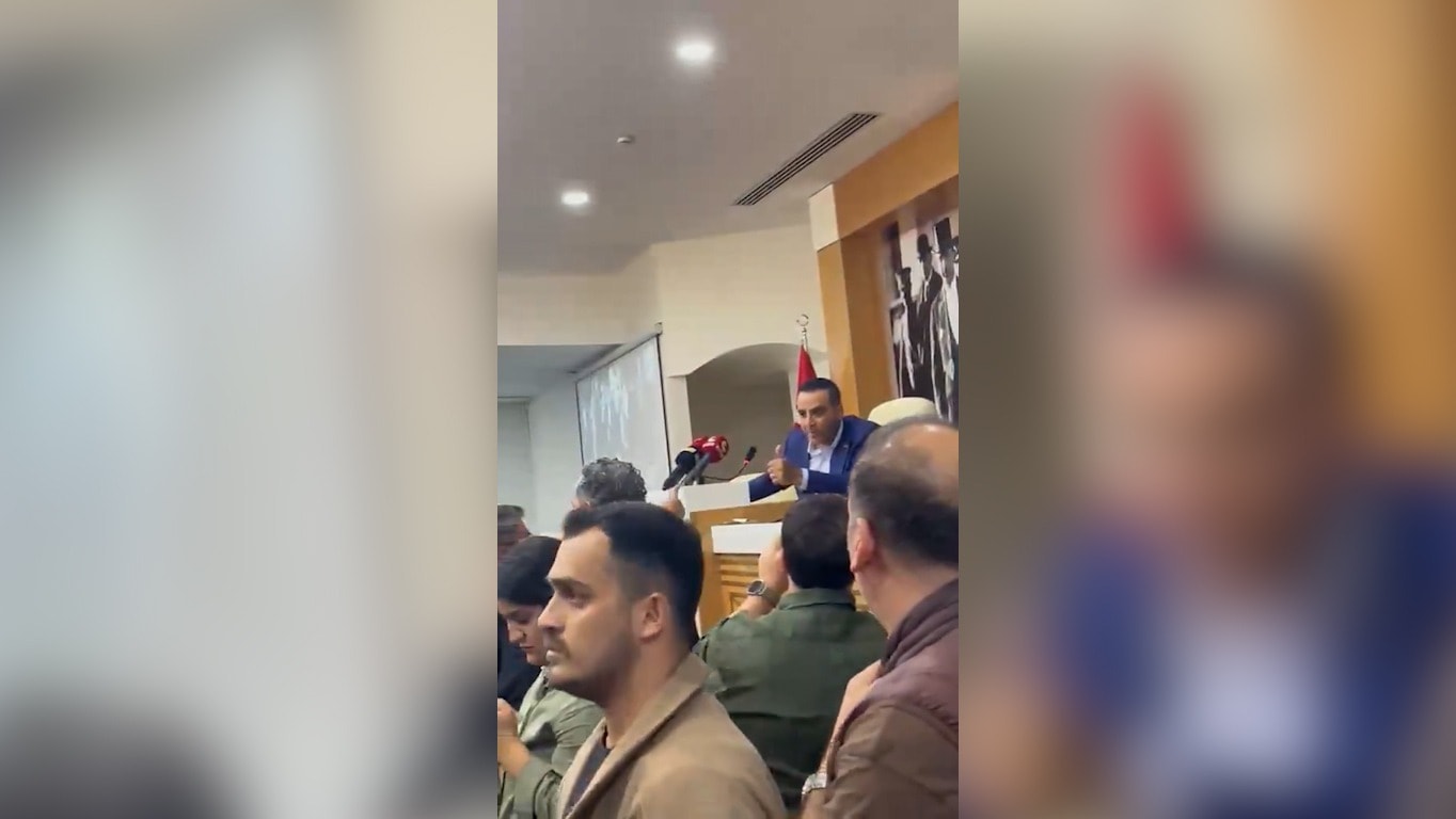 CHP'den AKP'ye geçen belediyenin ilk toplantısında kavga çıktı: Başkana su şişesi fırlatıldı