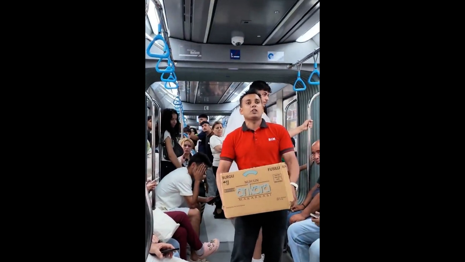Üniversite mezunu kasiyer metroda koli koli makarna dağıtarak kutlama yaptı