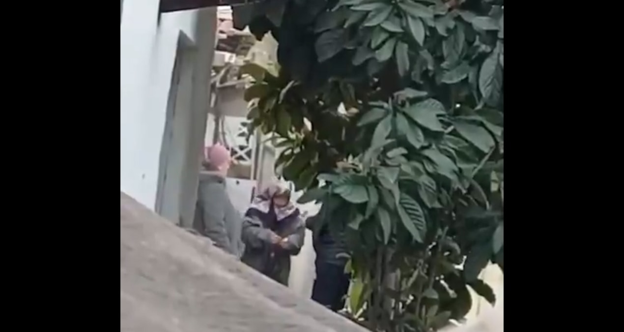 Torbacı neneler! Esenyurt’ta yaşlı kadınların uyuşturucu trafiği kamerada