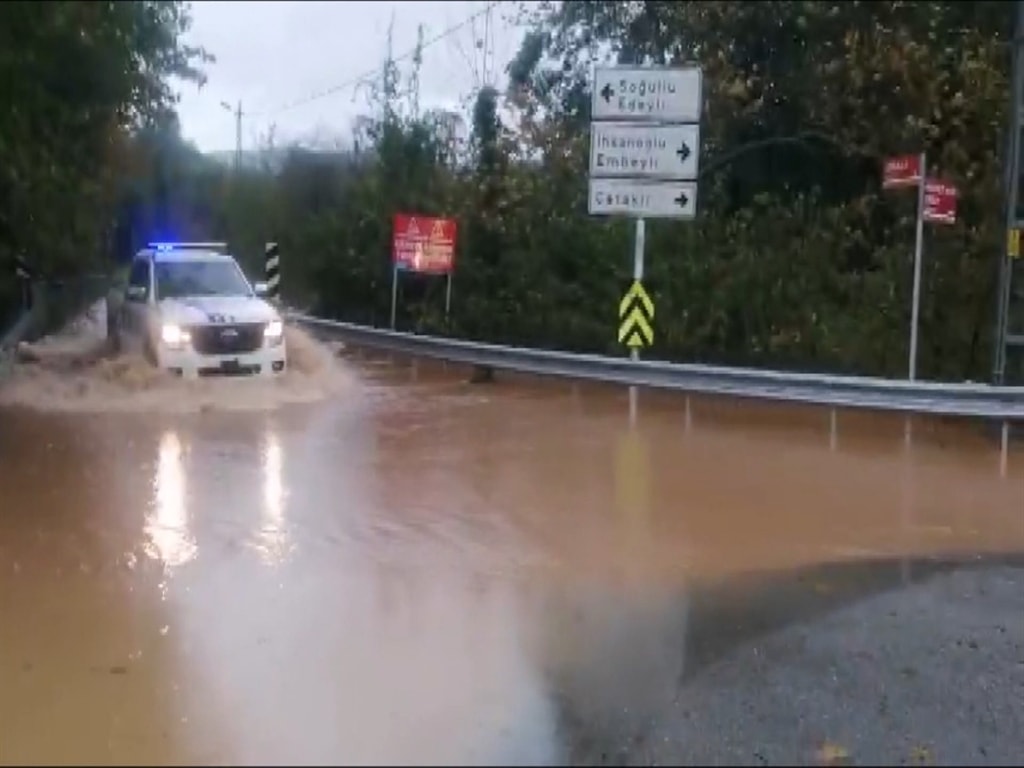 Şile'de dere taştı; köprüler, yollar sular altında kaldı