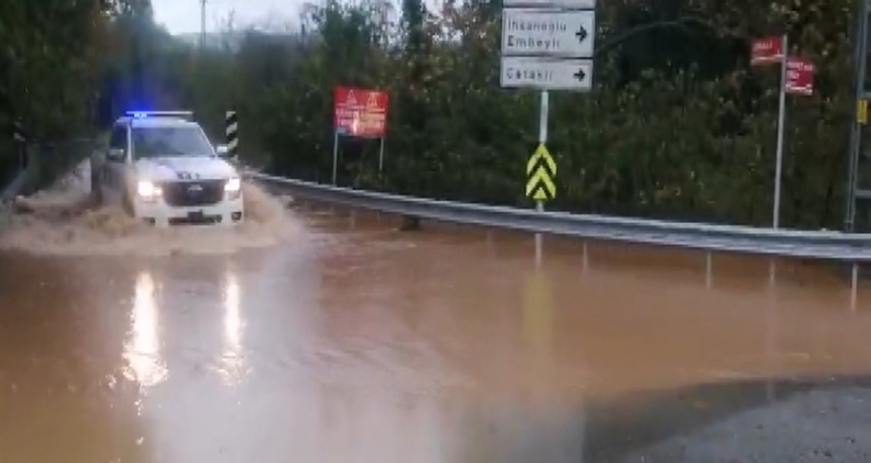 Şile'de dere taştı; köprüler, yollar sular altında kaldı