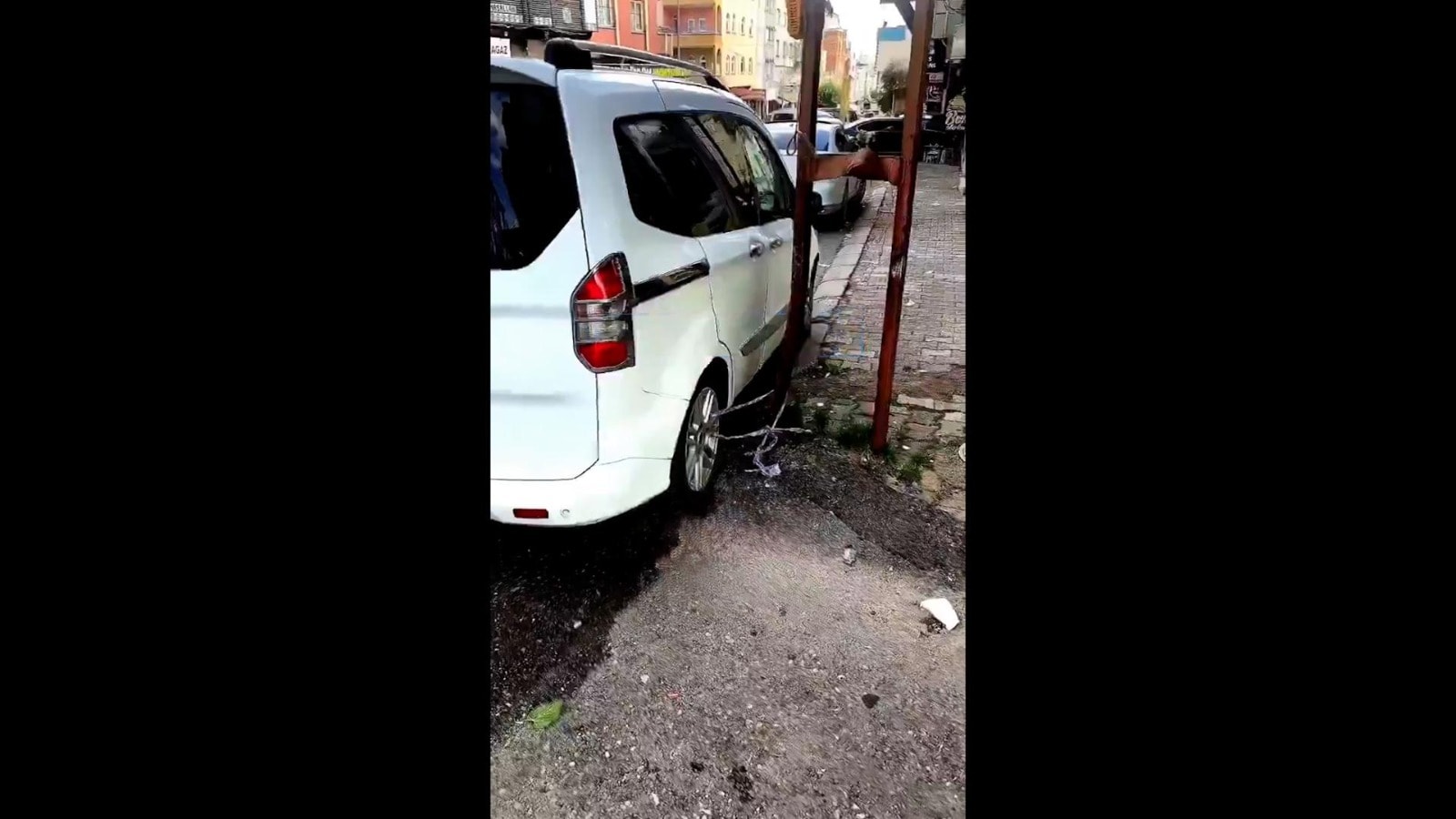 Vatandaşın sel önlemi şaşırttı! Aracını elektrik direğine bağladı