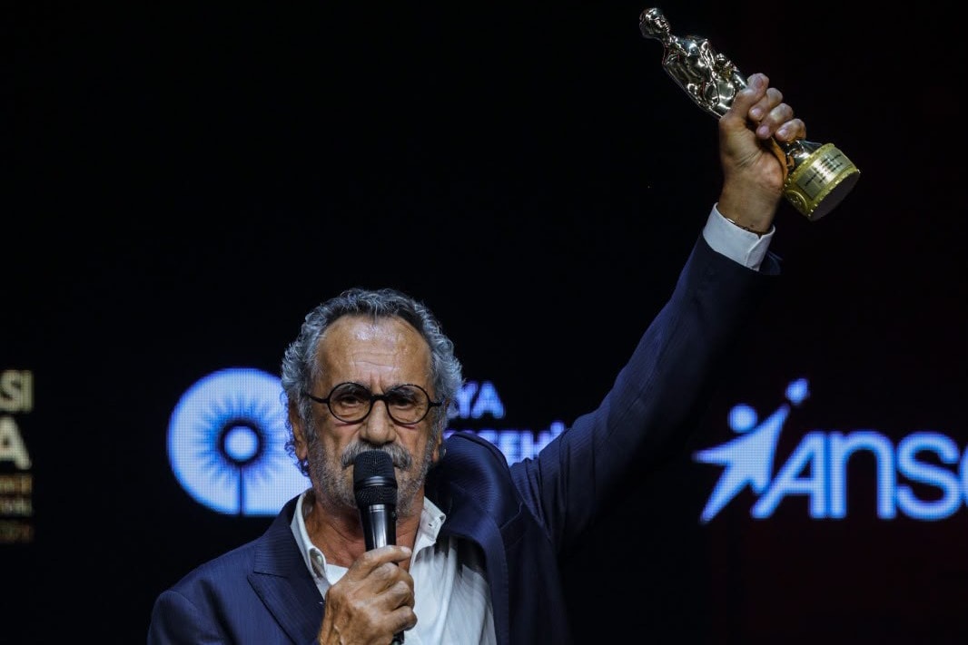 Menderes Samancılar Yaşam Boyu Onur Ödülü’nü basın emekçilerine adadı