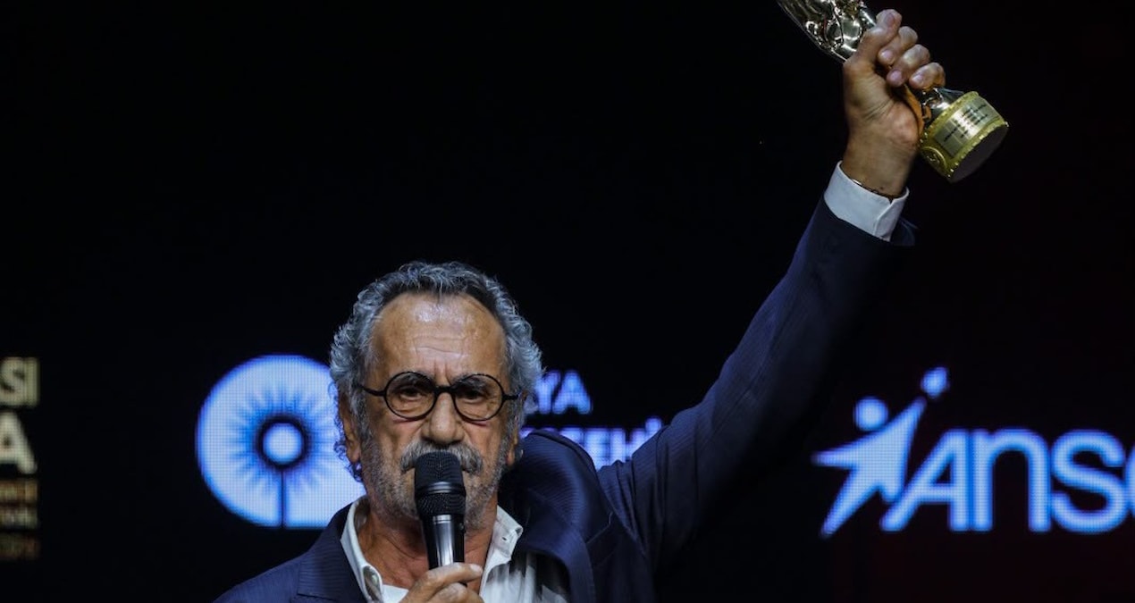 Menderes Samancılar Yaşam Boyu Onur Ödülü’nü basın emekçilerine adadı